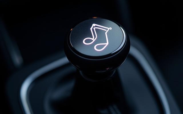 夜景を背景に、流れるような運転操作を示す車のシルエット